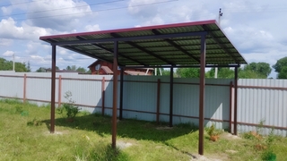 Односкатный навес с крышей из профнастила на дачном участке Односкатный навес с крышей из профнастила на дачном участке
