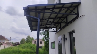 Односкатный навес из профнастила над входом в дом Односкатный навес из профнастила над входом в дом