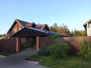 Двускатный навес из металлочерепицы для стоянки авто в доме Двускатный навес из металлочерепицы для стоянки авто в доме